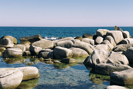 岸边的巨石海岸石头海洋岩石海滩风景高清图片