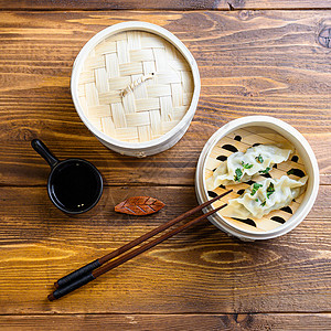 广东话中国传统烹饪最高风景 木制蒸汽机中新鲜煮焦沙小龙头加筷子酱酱背景