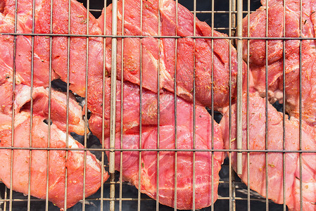 烤肉在烤架上的肉牛扒牛肉食物烧烤羊肉烧烤架鱼片背景图片