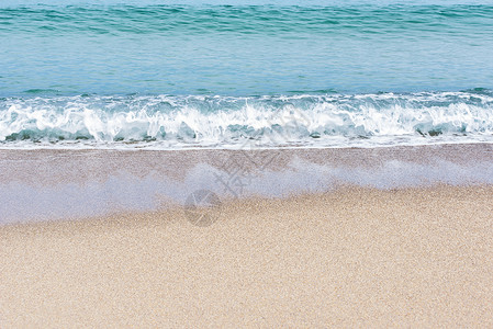 海滩的海浪海洋海岸线冲浪蓝色热带支撑天蓝色背景图片