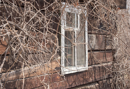 在旧房子的窗口中材料木头棕色木材框架背景图片