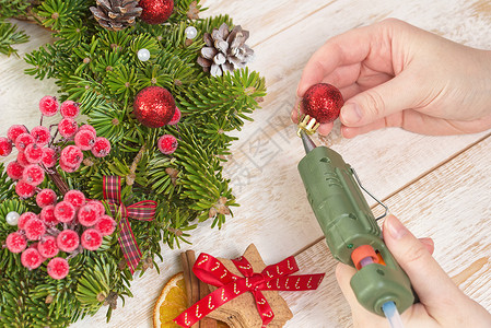 木制背景的圣诞装饰松树锥体礼物创造力手工装饰品卡片工艺背景图片