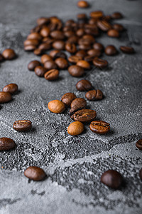 灰色纹质背景的烤咖啡豆背景图片