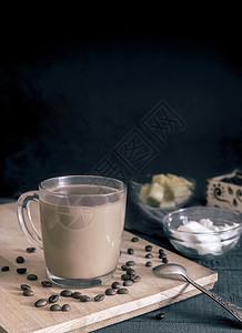 变甜防弹咖啡 咖啡加奶油和椰子油酥油杯子牛奶减肥食谱补品黄油拿铁早餐饮食背景