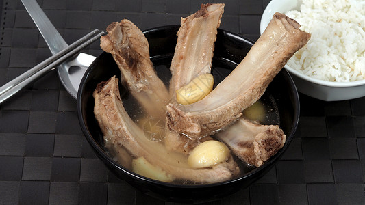 新加坡肉骨茶新加坡烤牛排或猪排汤 由许多丁制成食物肉汤桌子午餐草本植物服务肋骨文化美食盘子背景