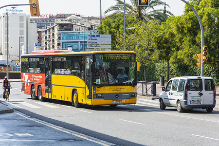 西班牙运输公司PUJOL的普通公共汽车高清图片
