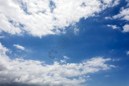 白羽云遮挡蓝天背景图片
