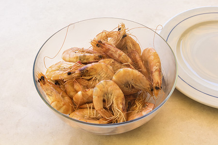 海食 在玻璃碗里煮虾 浅底背景图片