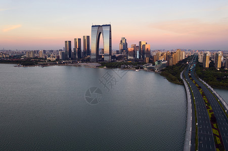 中国苏州湖边的 生物多样性公约 建筑 早上在中国苏州交通建筑学中心天空建筑物城市工业园运输市中心天线背景图片