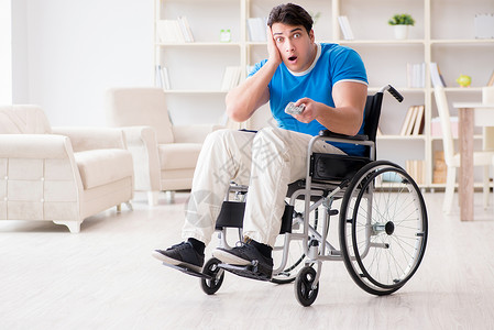 残疾人在电视上看体育比赛椅子锦标赛房子足球打败控制乐趣观众游戏男人背景图片