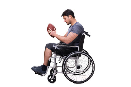 足球运动员在轮轮椅上受伤后康复病人男性保健工作治疗人士男人四分卫疼痛椅子背景图片