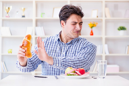 人类在饮食中有健康食物和面包的两难境地营养蔬菜饥饿男人水果早餐仪表餐厅排毒包子背景