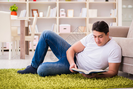男人在家看书 在地板上培训班考试图书学生家庭作业书迷专注阅读实习生知识背景图片