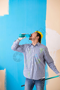 在家里画墙的油漆工雇用乐器服务房间修理工建筑男人装修画家装潢师背景图片