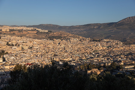 摩洛哥城市风景与梅迪娜相伴 中间是阳光明媚的山丘房子旅游全景尖塔景观旅行背景图片