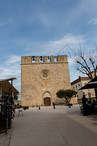 貂蝉拜月西班牙赫罗纳圣马蒂德安普里耶斯 2020 年 2 月 8 日 西班牙赫罗纳圣马蒂德安普里耶斯老城圣马蒂德安普里什教堂阳光明媚旅游背景
