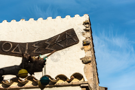 貂蝉拜月西班牙赫罗纳圣马蒂德安普里耶斯 2020 年 2 月 8 日 西班牙赫罗纳圣马蒂德安普里斯老城的晴天海洋假期全景建筑学支撑雕塑雕背景