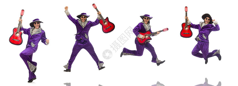 紫色吉他穿着滑稽服装的人拿着吉他 在白色上被孤立姿势表演冒充快乐跳跃戏服音乐家微笑乐器音乐背景