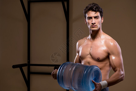 大水桶使用大水瓶的肌肉撕裂人力量锻炼瓶子运动俱乐部活动举重培训师训练运动员背景