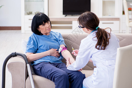 护士考试向年老妇女注射的医生女士病人保健诊断女性卫生疫苗药品胰岛素静脉背景