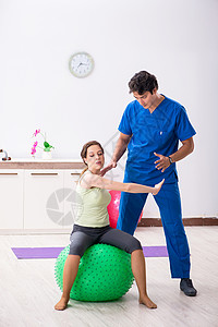 瑜伽瑞士球帮助运动运动员锻炼的健身教练指导员分娩运动装男性俱乐部讲师健身房有氧运动娱乐身体瑜伽背景