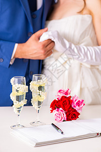 与妻子和丈夫结婚仪式婚礼婚姻花束眼镜证书已婚戒指裙子新娘家庭背景图片