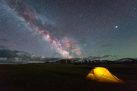 黄色极光星空银河和黄塔背景