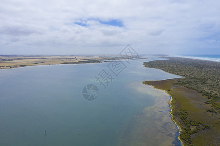 三岔河口澳大利亚南澳大利亚州Gooolwa河口海口的空中观测图林地进口海洋环境叶子公园植物群灌木丛风景蓝色背景