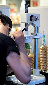 冰淇淋机器由机器制成的软餐服冰淇淋甜筒食物甜点牛奶茶点技术奶制品摇床服务柔软度味道背景