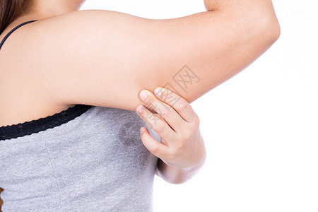 运当女人抱着过度肥胖的手臂 女人捏手臂脂肪松弛的皮肤 减肥 苗条的身材 健康的生活方式理念肌肉损失女性二头肌组织身体运背景