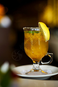 热维生素冬季饮料 海黄金姜和柠檬茶 杯子 桌上有热茶背景图片