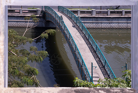在小运河上架桥晴天城市旅游交通街道建筑铁路框架窗户运输背景图片