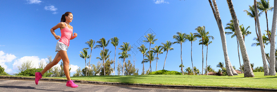 在公园旗帜下奔跑的赛跑者女人-活跃的夏季健康生活方式 运动者慢跑训练有氧运动-景观复制空间的棕榈树背景水平裁剪背景图片
