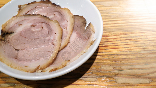 切苏猪肉三片烹饪熏肉沙树营养盘子美食豚骨桌子面条午餐背景图片