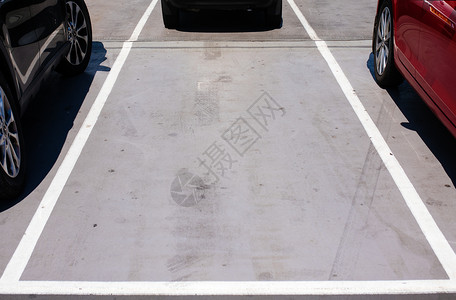停车场内一个免费停车位背景图片