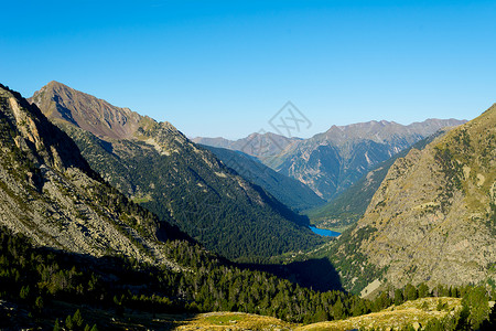 西班牙比利牛斯山脉的自然和景观 远足径 背景为湖泊高清图片