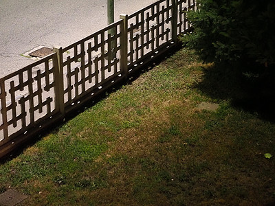 道路和草坪之间的围栏背景图片