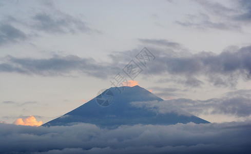 藤山风景 雨季时的藤地火山 太柔软了高清图片