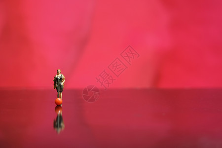 微型摄影 - 优雅的女歌手 在闪亮的红舞台歌唱背景图片