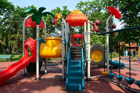 儿童游乐场在城市公园 儿童游乐场娱乐游戏孩子们天空公园学校婴儿闲暇塑料花园背景图片