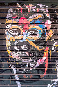 人脸涂鸦涂鸦艺术作品上的多彩人脸城市悲伤文化滚动建筑棉布黑鬼插图痛苦房子背景