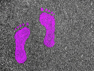 紫色脚印输入框沥青上的紫色足迹背景