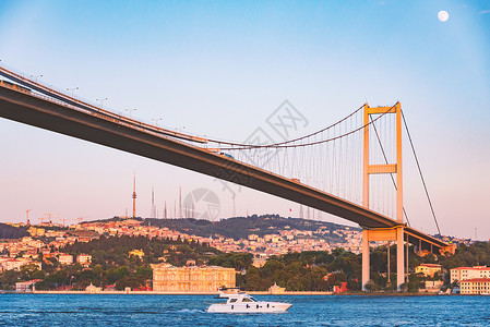 Bosphorus桥日落 土耳其伊斯坦布尔历史性旅行旅游月亮海峡天际建筑火鸡天空城市背景图片