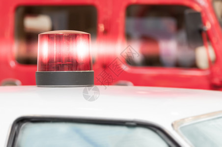 汽车警示灯在车辆屋顶上闪亮红色警报灯背景