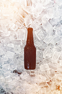 冰上黑啤酒瓶背景图片