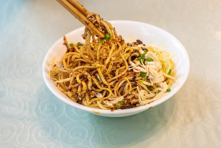 梁山冷面中国菜萝卜猪肉饭馆洋葱午餐食物酱油蔬菜面条油炸背景图片