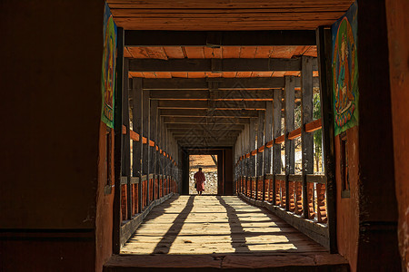 向不丹Paro的Dzong和尚行进高清图片