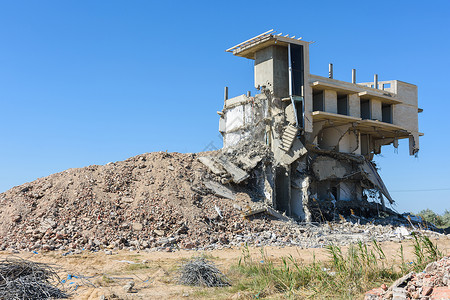 擅自被摧毁的非法建造旅馆建筑群的建筑物 已毁坏工作框架建筑钢筋房地产混凝土高层建筑沿海首都住宅背景