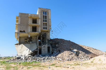 小家电不占地摧毁在河边非法建造的房屋; 在河滨拆除背景