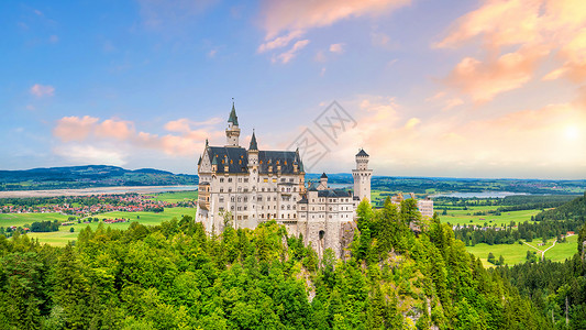 德国巴伐利亚西南部世界著名的纽施万斯坦城堡旅行高山风景建筑学国王日落历史性全景地标吸引力背景图片